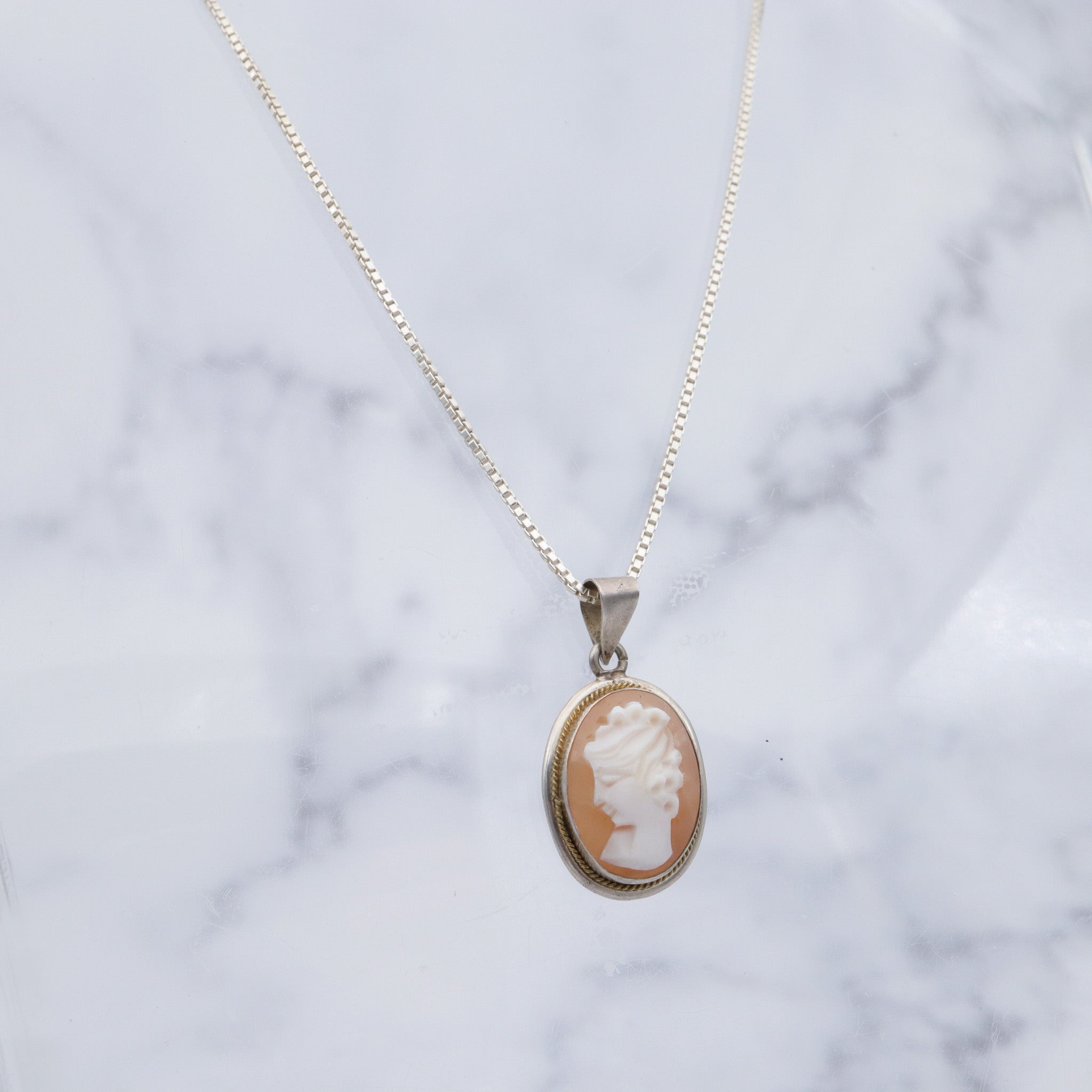 Vintage sterling shell cameo pendant necklace, 18"